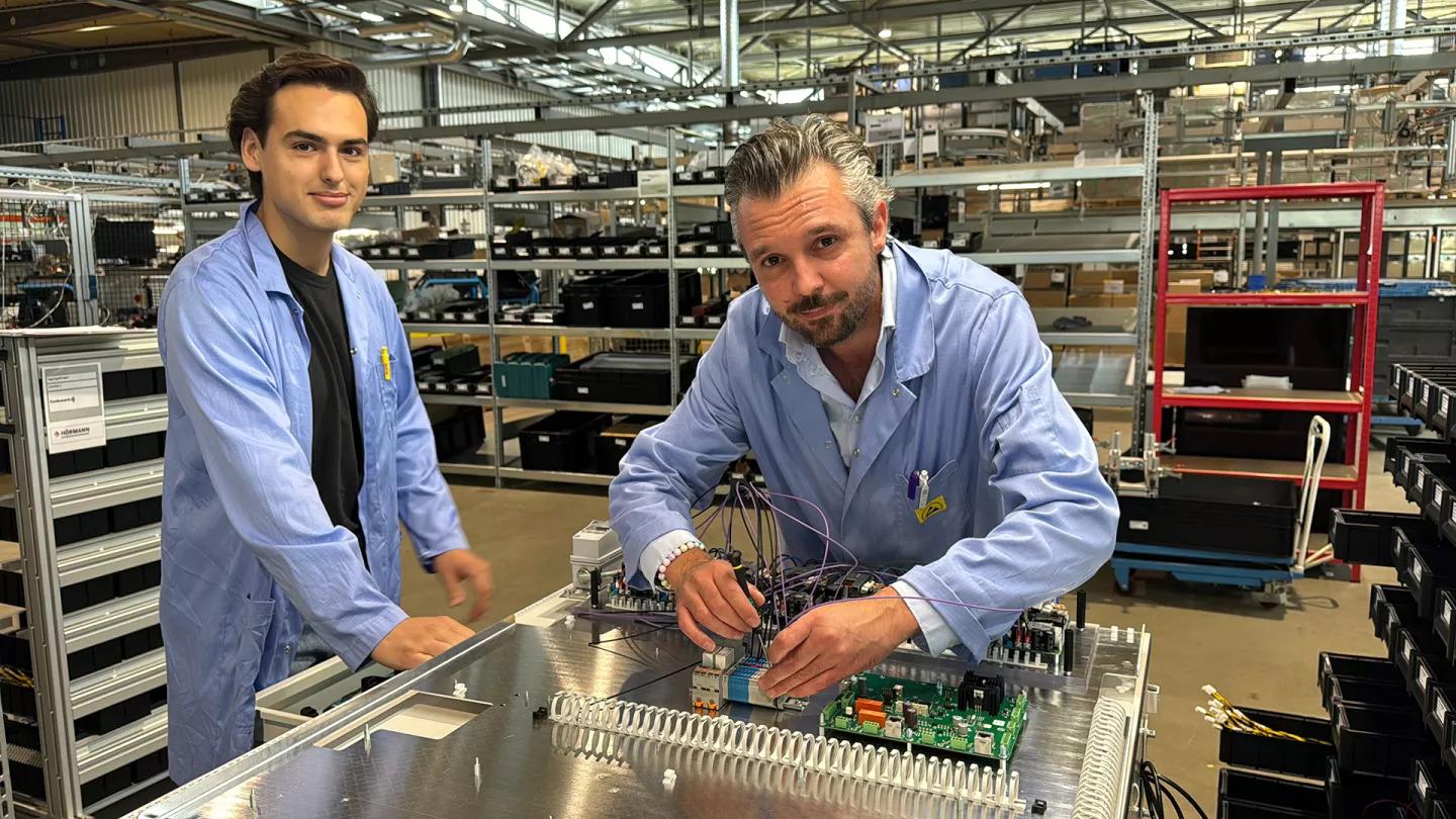 Montage Anzeiger Fahrgastinformationssysteme